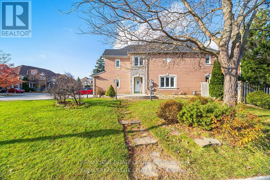 6835 Dillingwood Drive, Mississauga, Ontario  L5N 6Z9 - Photo 6 - W12591406