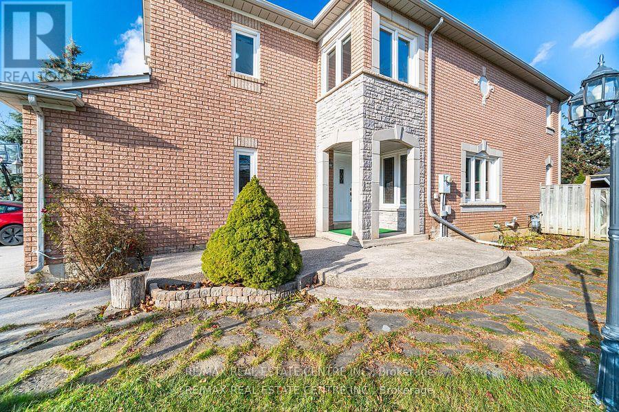 6835 Dillingwood Drive, Mississauga, Ontario  L5N 6Z9 - Photo 7 - W12591406