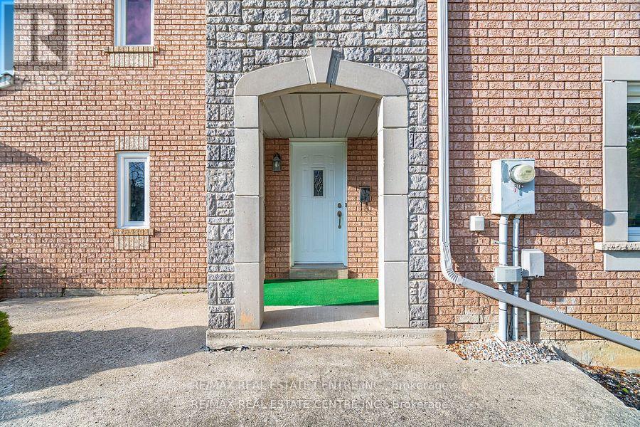 6835 Dillingwood Drive, Mississauga, Ontario  L5N 6Z9 - Photo 8 - W12591406