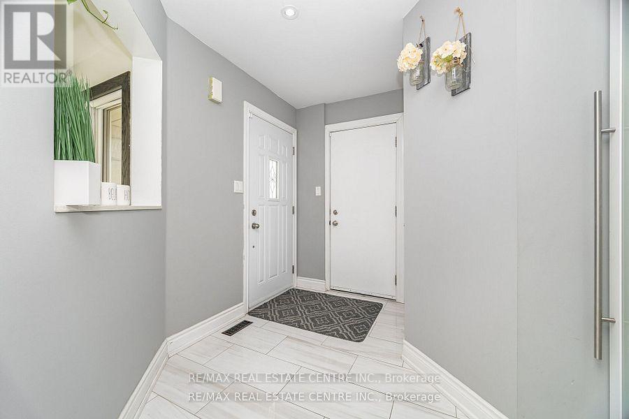 6835 Dillingwood Drive, Mississauga, Ontario  L5N 6Z9 - Photo 9 - W12591406