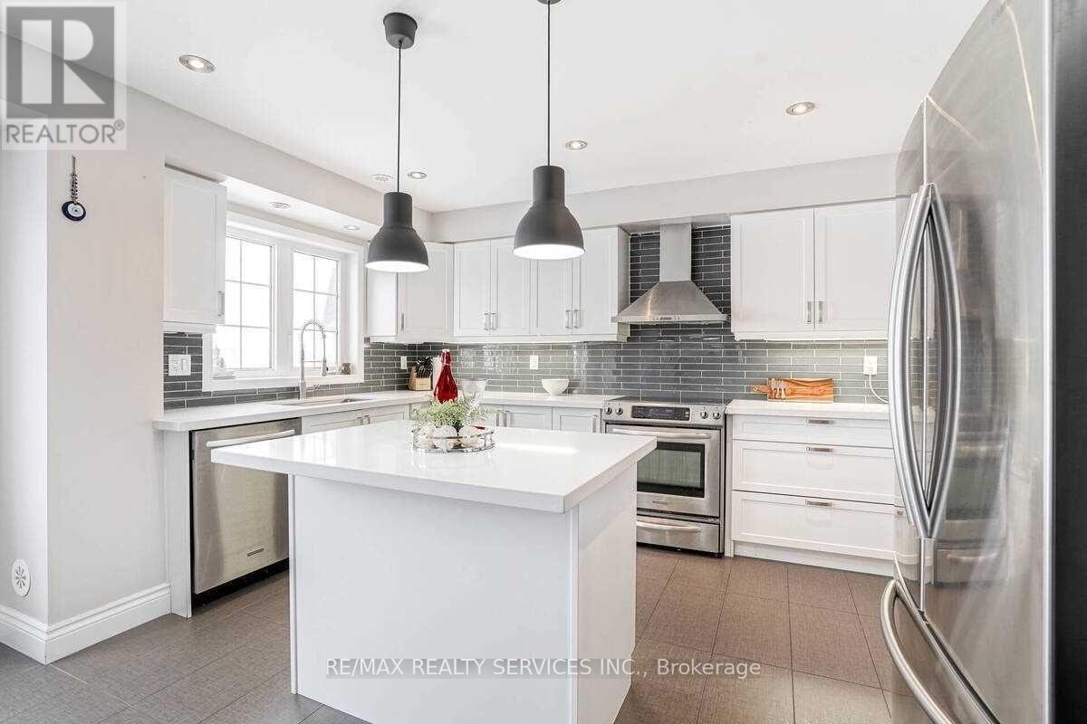 15 Vanhorne Close, Brampton, Ontario  L7A 0X7 - Photo 2 - W12591468