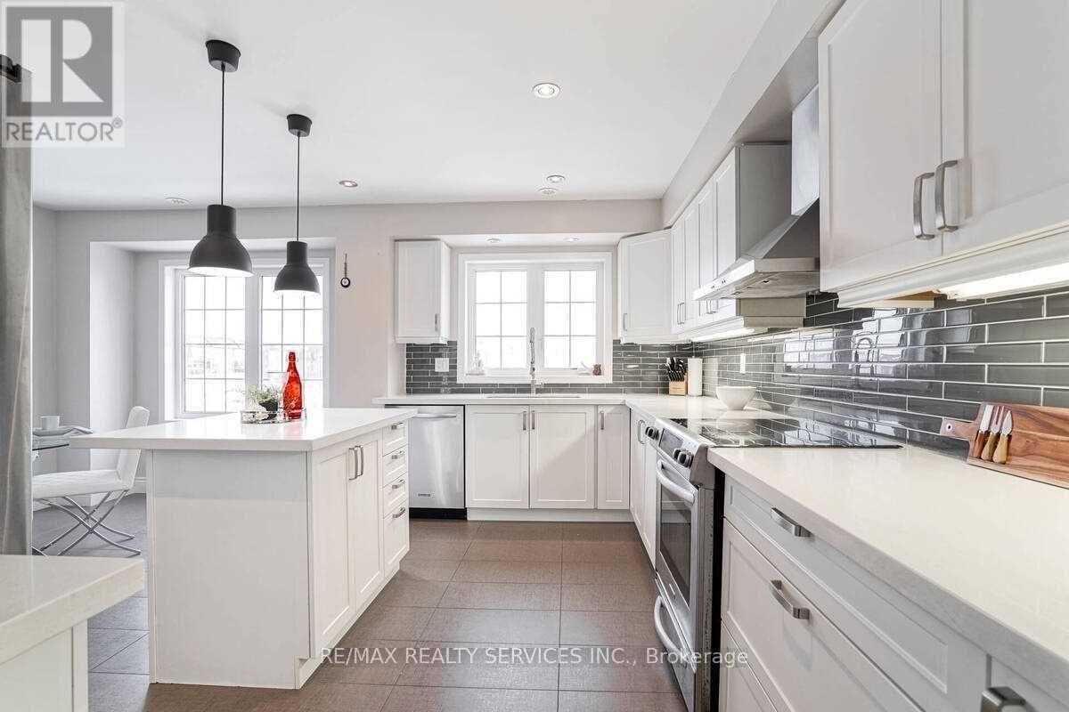 15 Vanhorne Close, Brampton, Ontario  L7A 0X7 - Photo 3 - W12591468