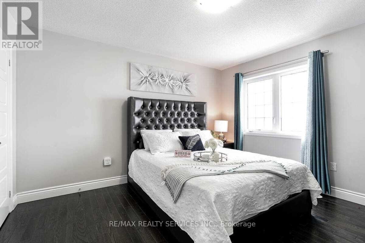 15 Vanhorne Close, Brampton, Ontario  L7A 0X7 - Photo 6 - W12591468