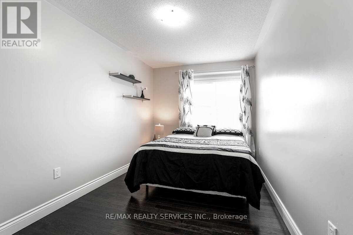 15 Vanhorne Close, Brampton, Ontario  L7A 0X7 - Photo 9 - W12591468