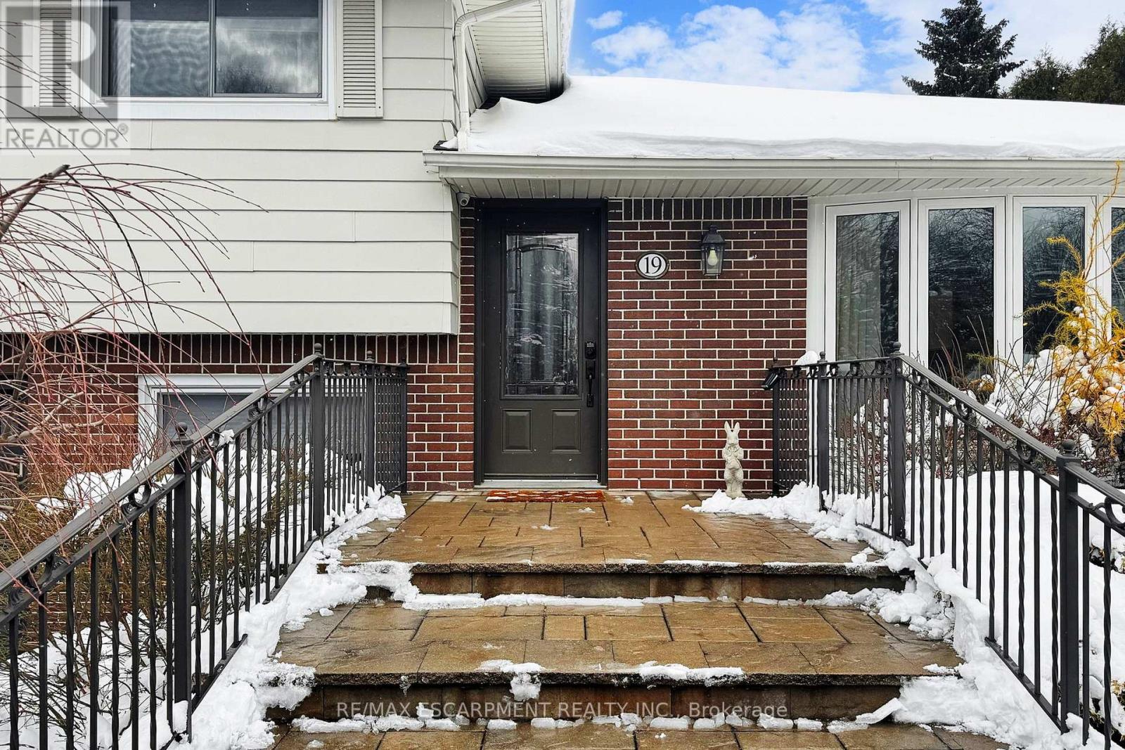 19 Douglas Road, Hamilton, Ontario  L9G 2E2 - Photo 3 - X12591426