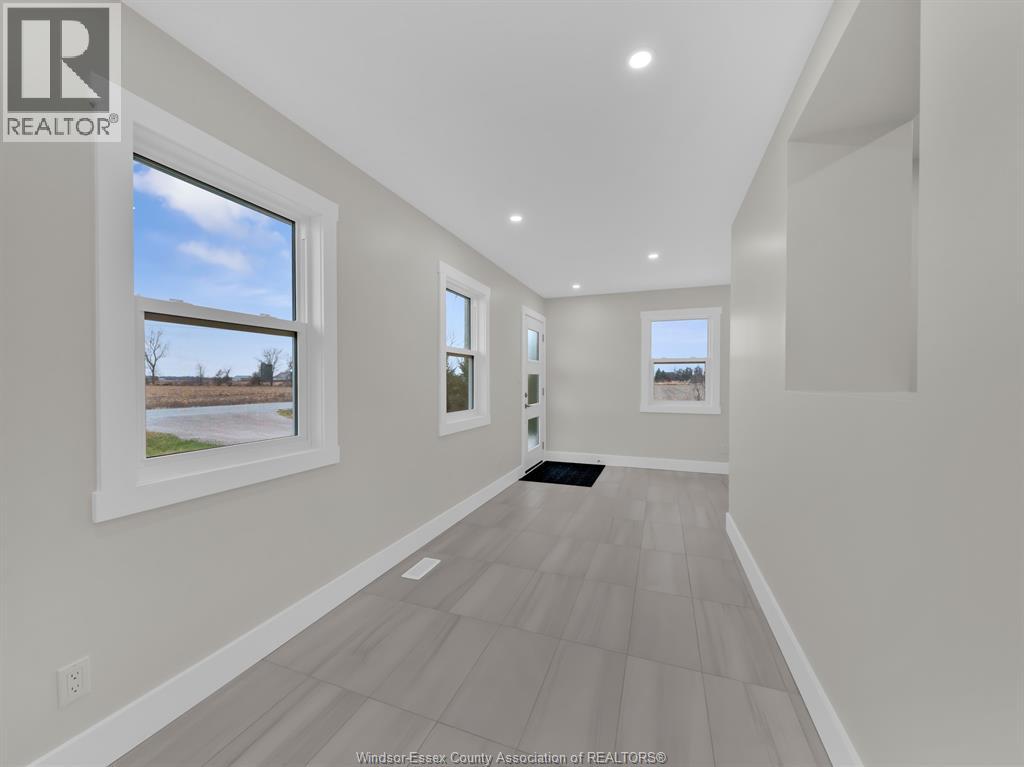 27 Road 7 East, Kingsville, Ontario  N0P 2G0 - Photo 2 - 25030909