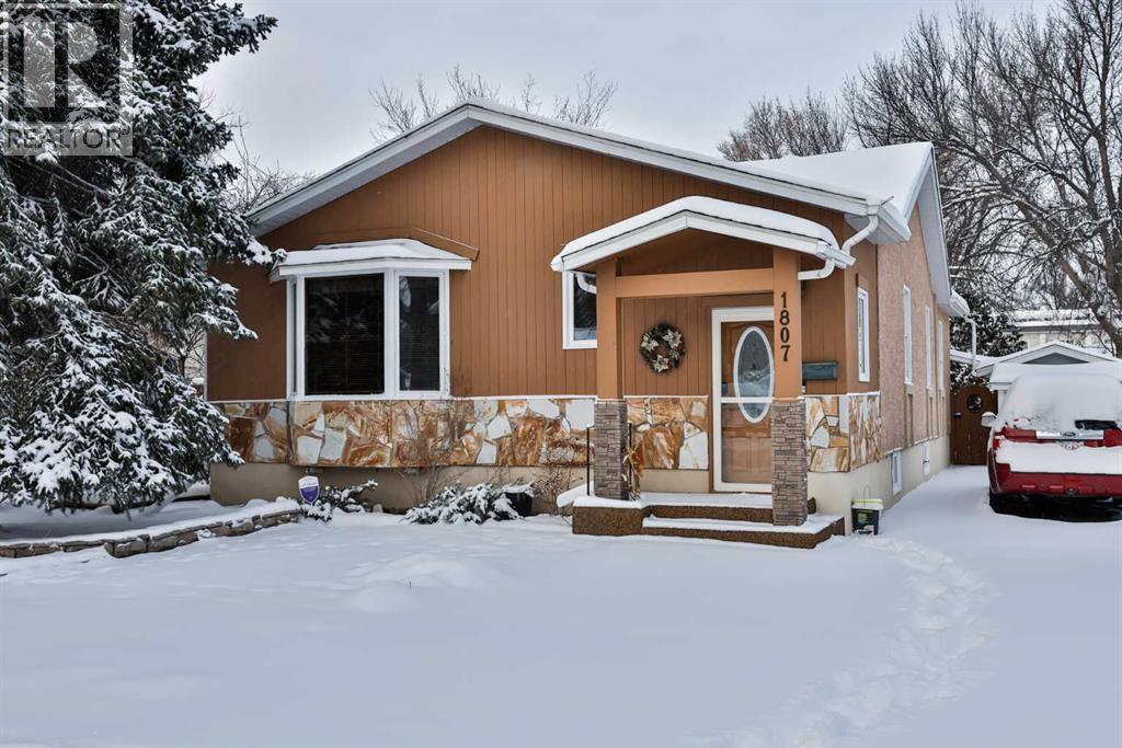 1807 2 Avenue N, Lethbridge, Alberta  T1H 0B5 - Photo 1 - A2272682