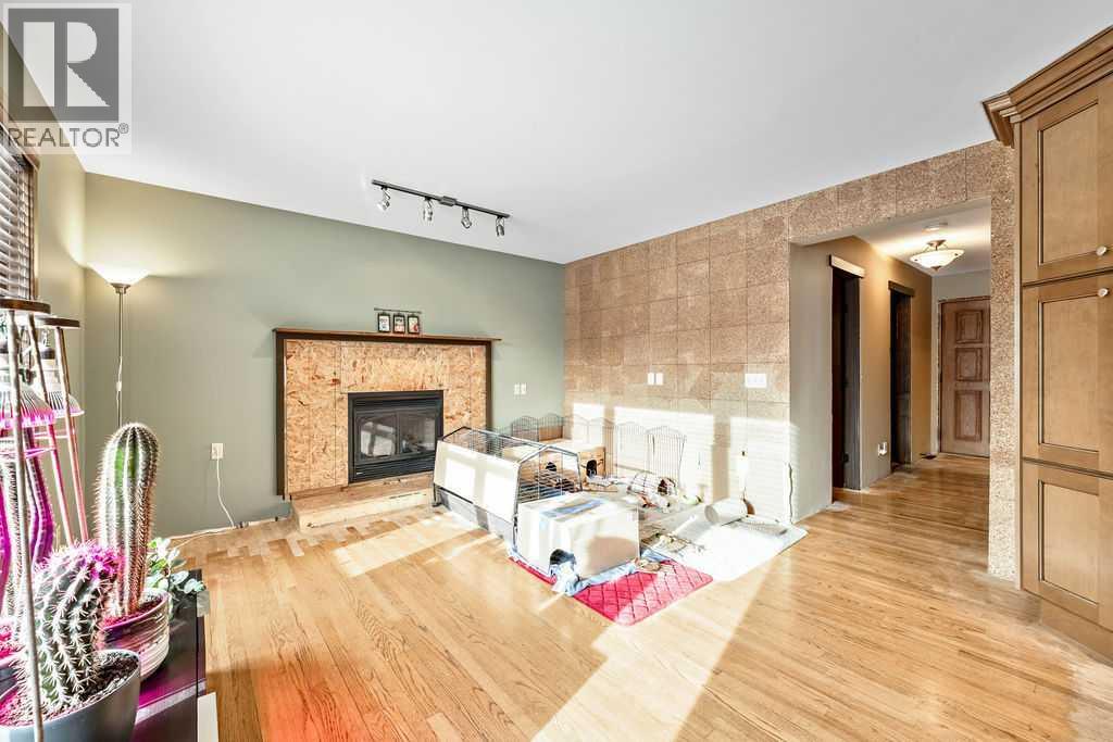 15 Strathlorne Bay Sw, Calgary, Alberta  T3H 1R1 - Photo 9 - A2272549