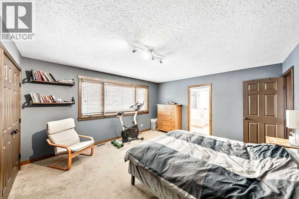 15 Strathlorne Bay Sw, Calgary, Alberta  T3H 1R1 - Photo 13 - A2272549