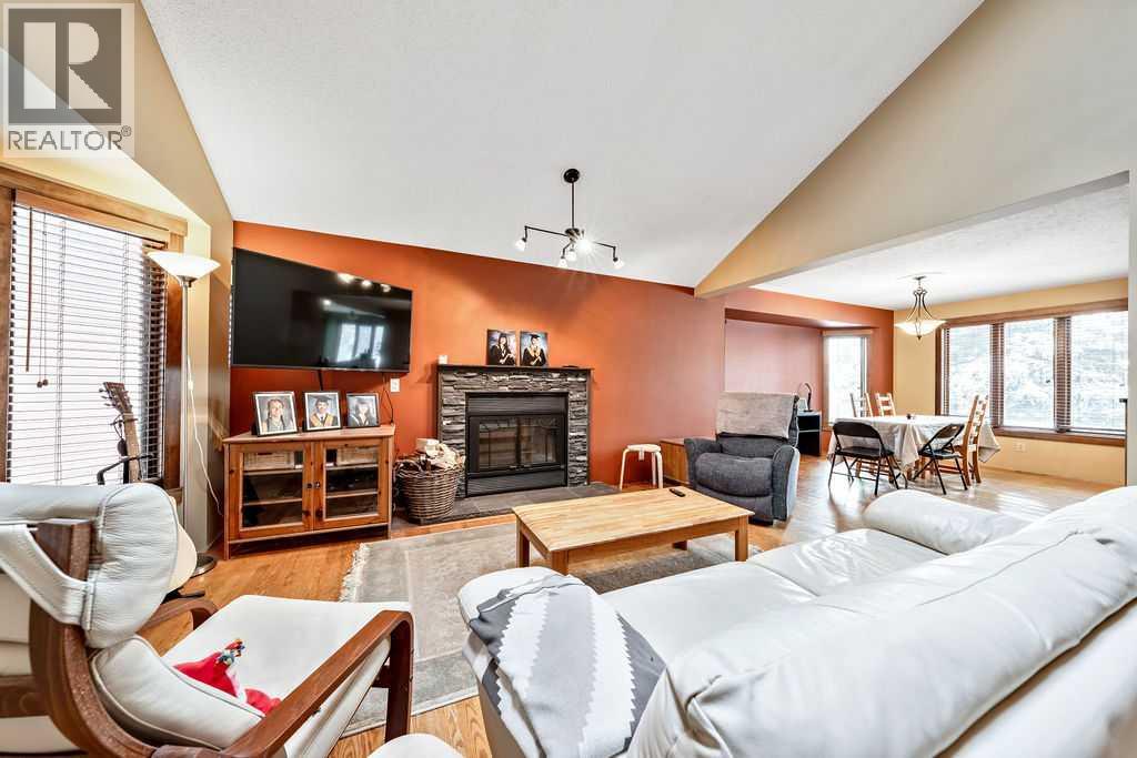 15 Strathlorne Bay Sw, Calgary, Alberta  T3H 1R1 - Photo 4 - A2272549