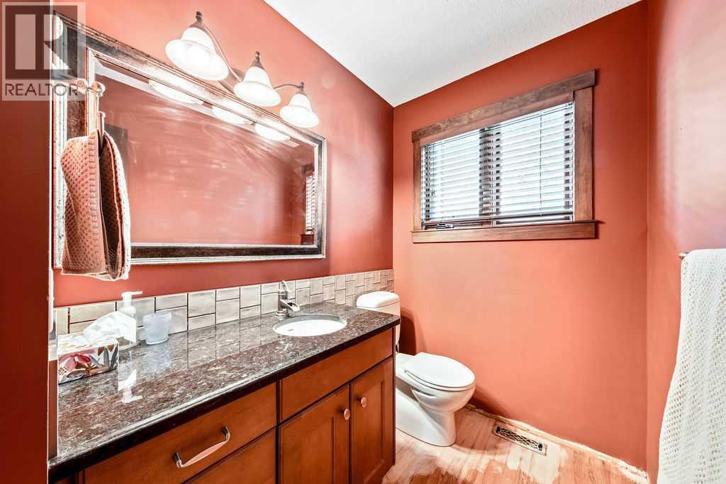 15 Strathlorne Bay Sw, Calgary, Alberta  T3H 1R1 - Photo 11 - A2272549