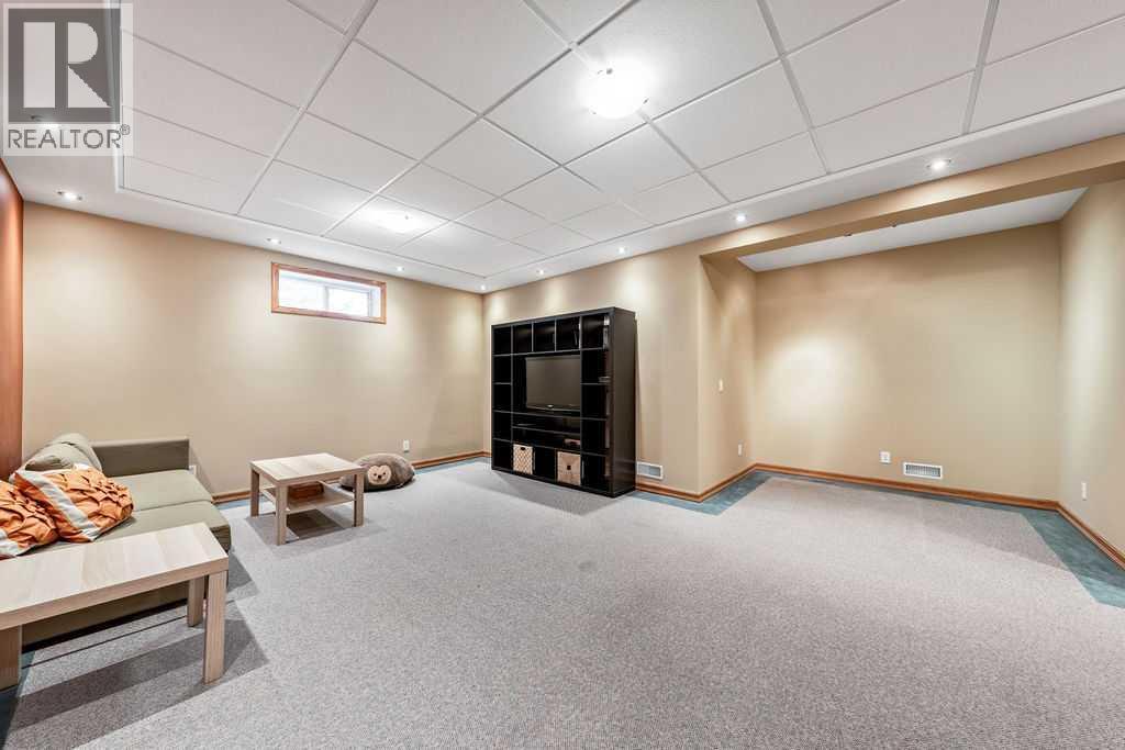 15 Strathlorne Bay Sw, Calgary, Alberta  T3H 1R1 - Photo 17 - A2272549