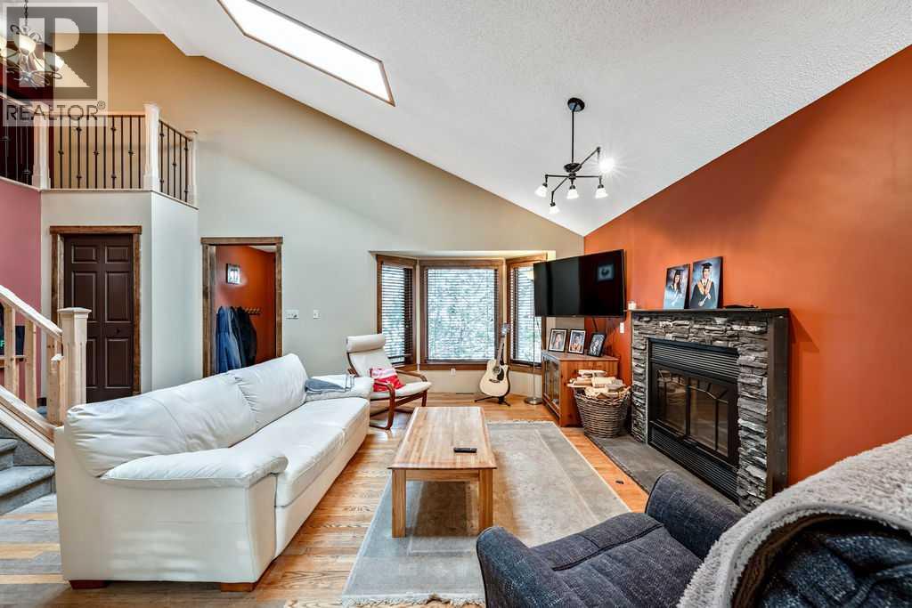 15 Strathlorne Bay Sw, Calgary, Alberta  T3H 1R1 - Photo 5 - A2272549