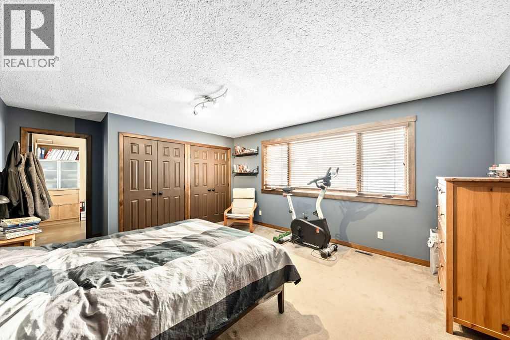 15 Strathlorne Bay Sw, Calgary, Alberta  T3H 1R1 - Photo 14 - A2272549