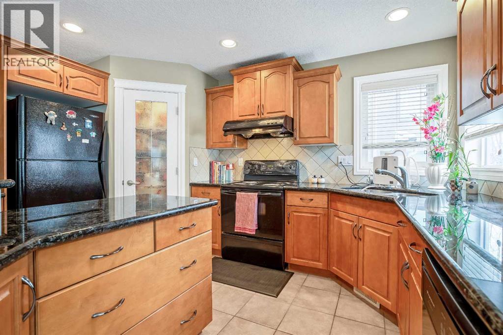 26 Simcrest Manor Sw, Calgary, Alberta  T3H 4K1 - Photo 11 - A2272875