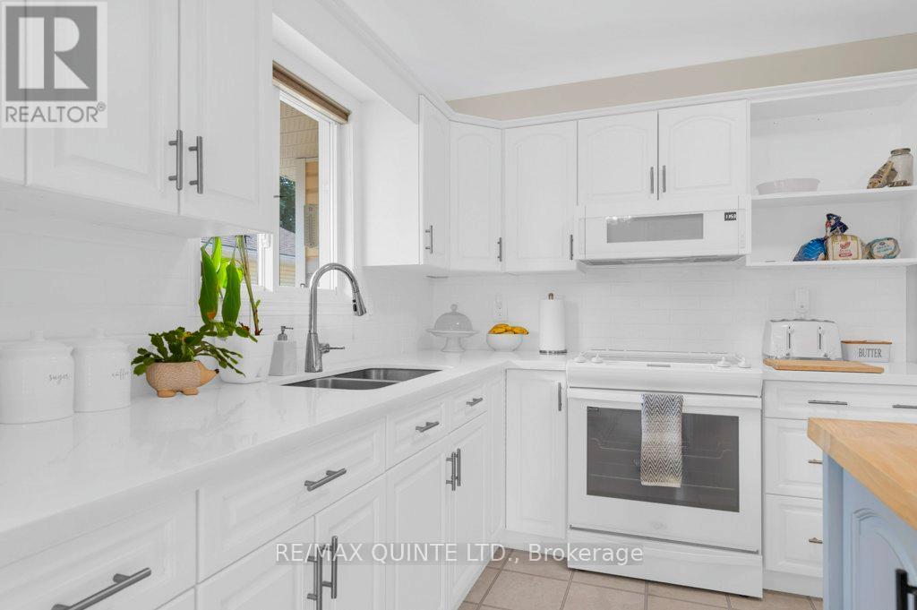 2 Heritage Drive, Prince Edward County, Ontario  K0K 3L0 - Photo 25 - X12313511