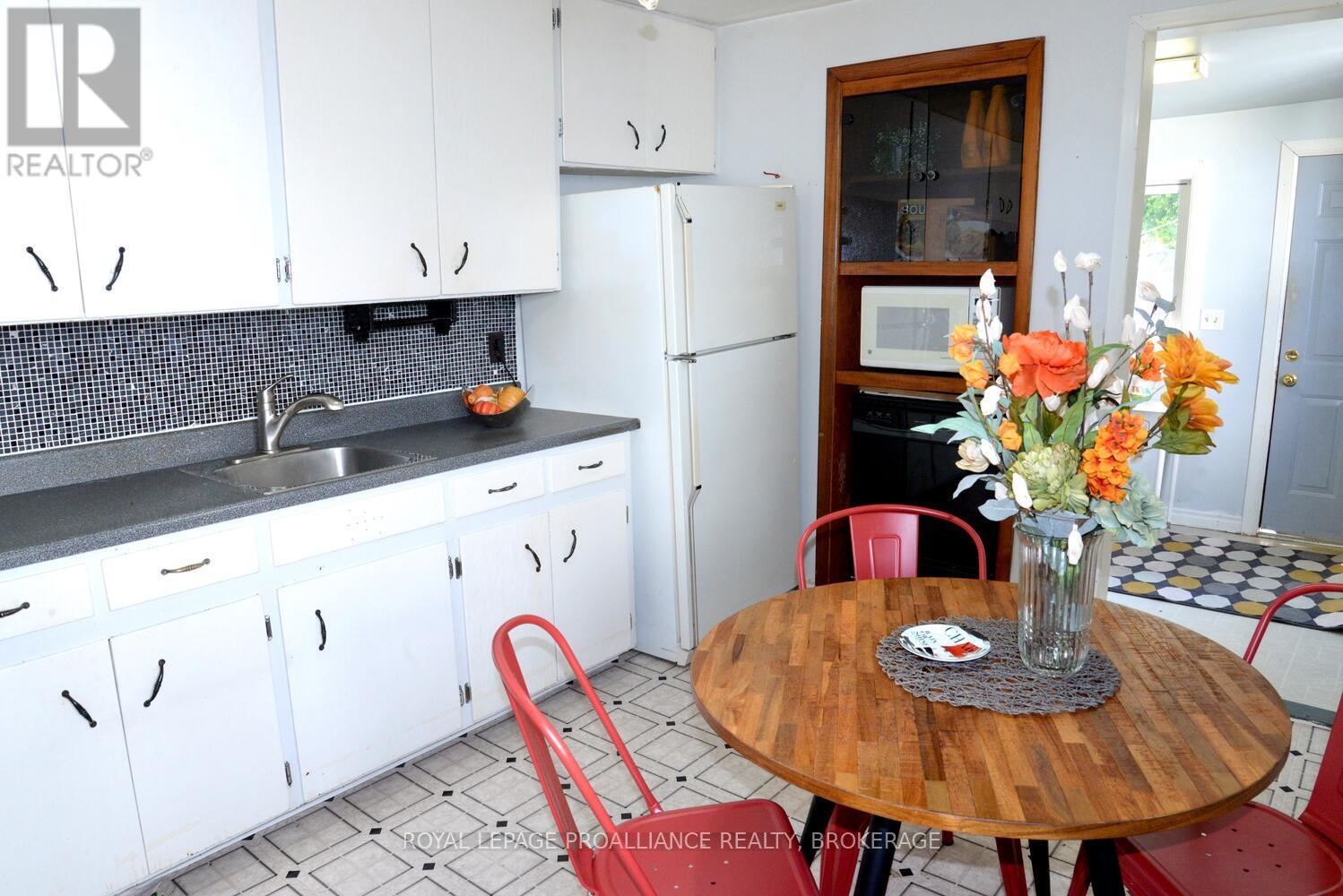 18 Dunkirk Avenue, Kingston, Ontario  K7K 2H4 - Photo 10 - X12343547