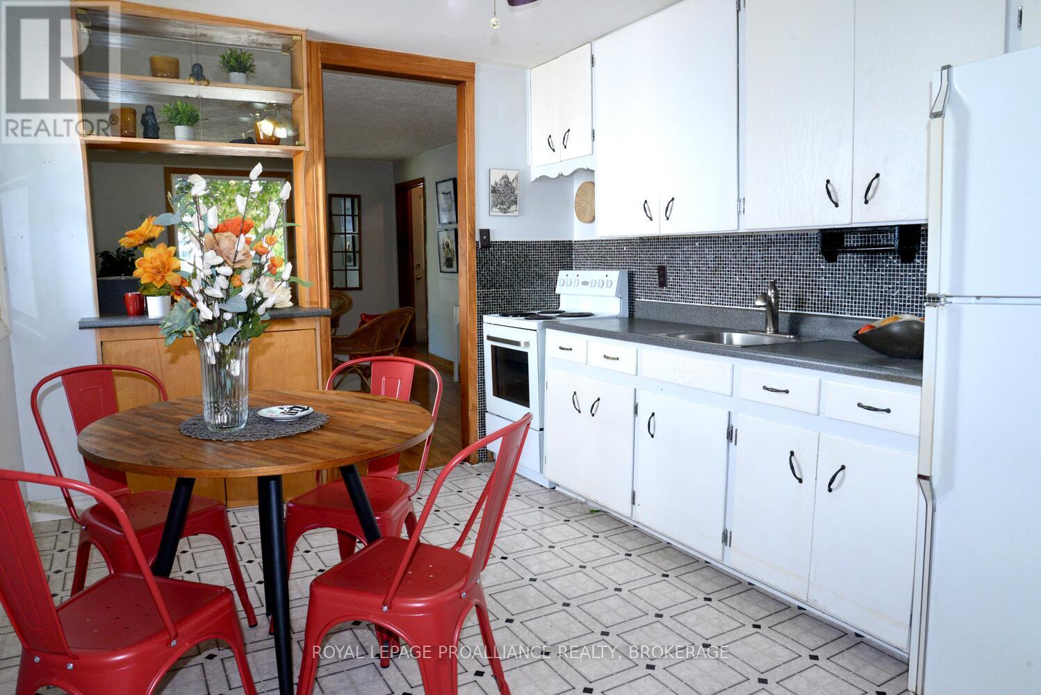 18 Dunkirk Avenue, Kingston, Ontario  K7K 2H4 - Photo 13 - X12343547