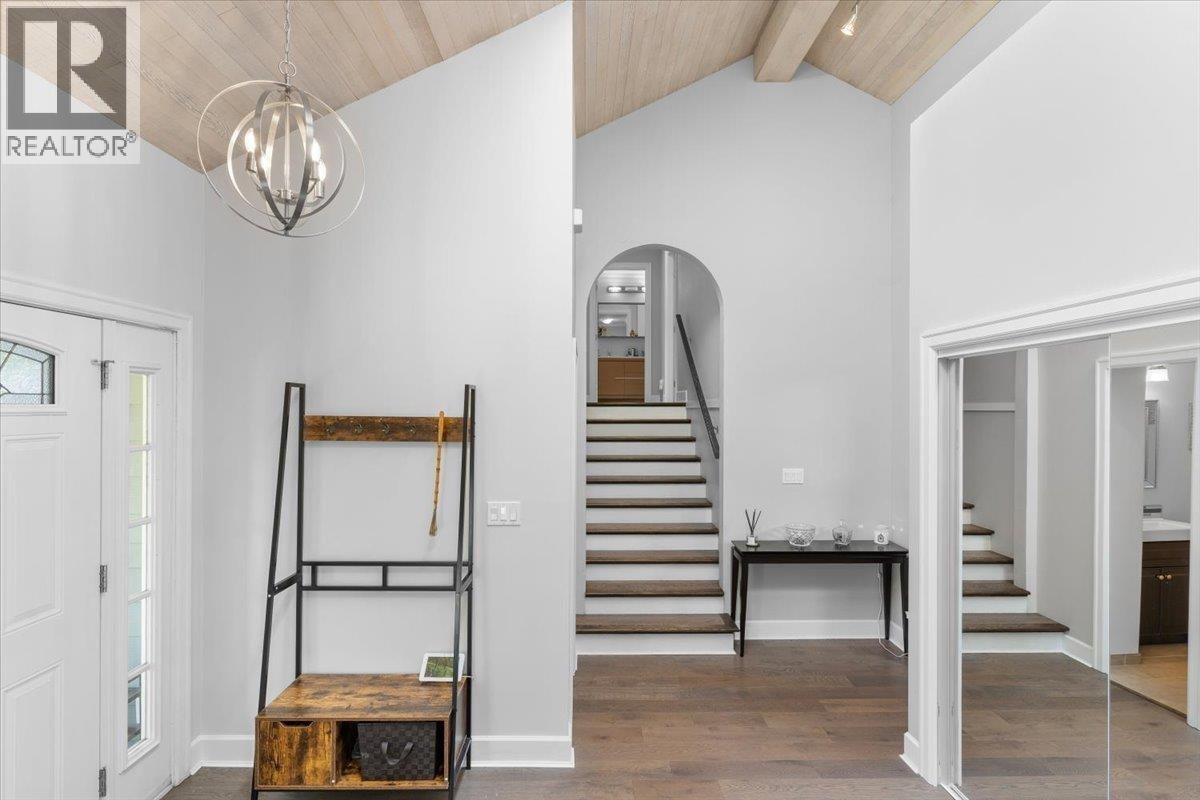 2561 Stoney Creek Place, Burnaby, British Columbia  V3J 7S4 - Photo 2 - R3071322