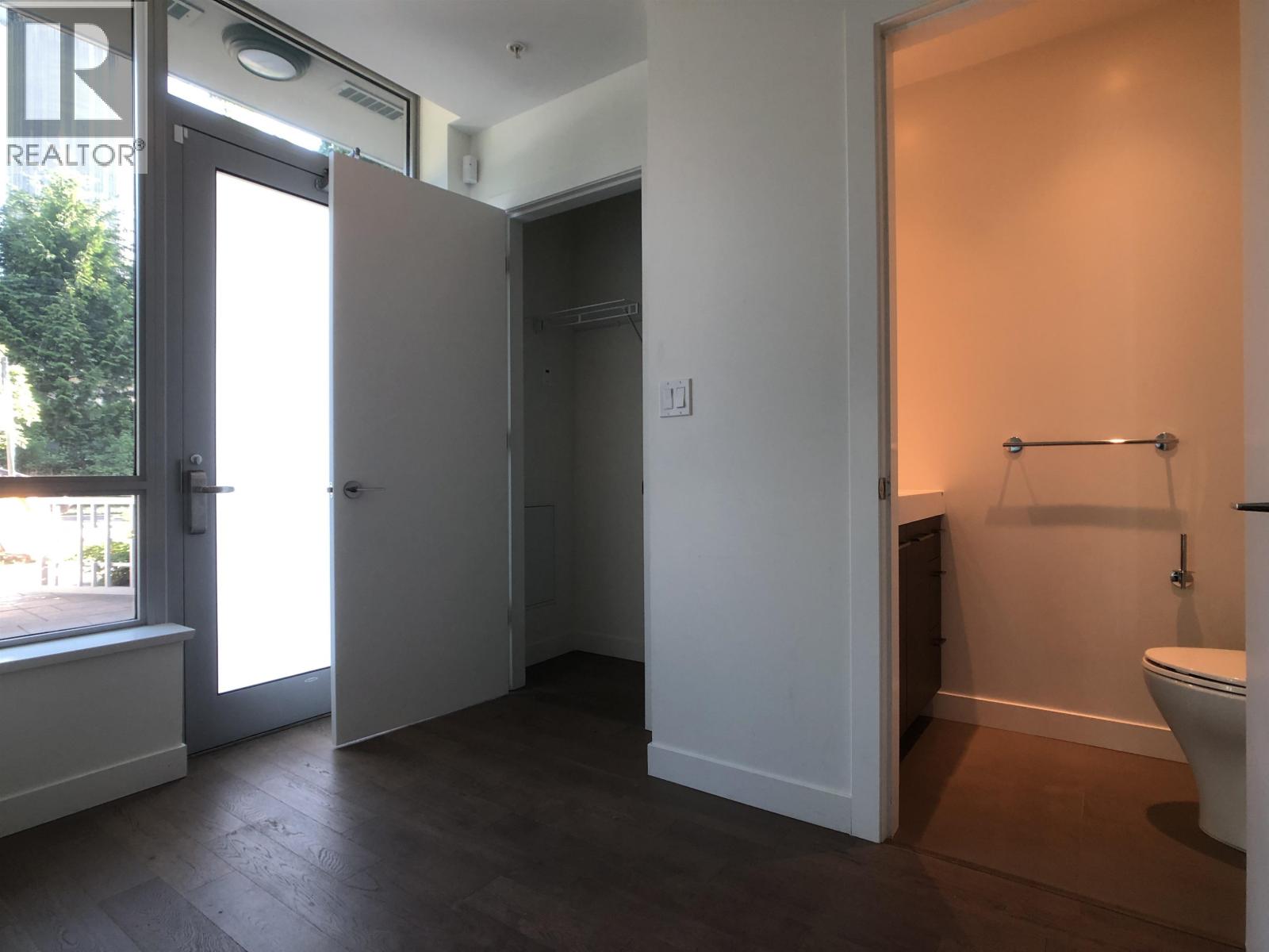 9068 University Crescent, Burnaby, British Columbia  V5A 0E1 - Photo 3 - R3071304