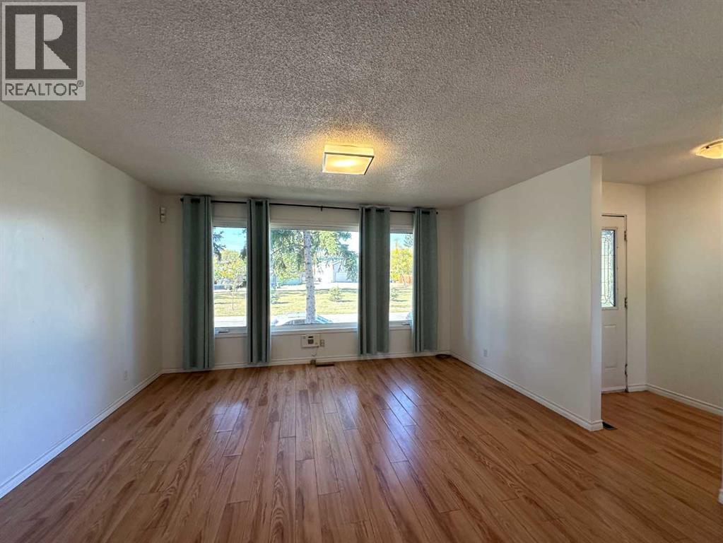 121 Huntford Close Ne, Calgary, Alberta  T2K 3Y7 - Photo 2 - A2259210