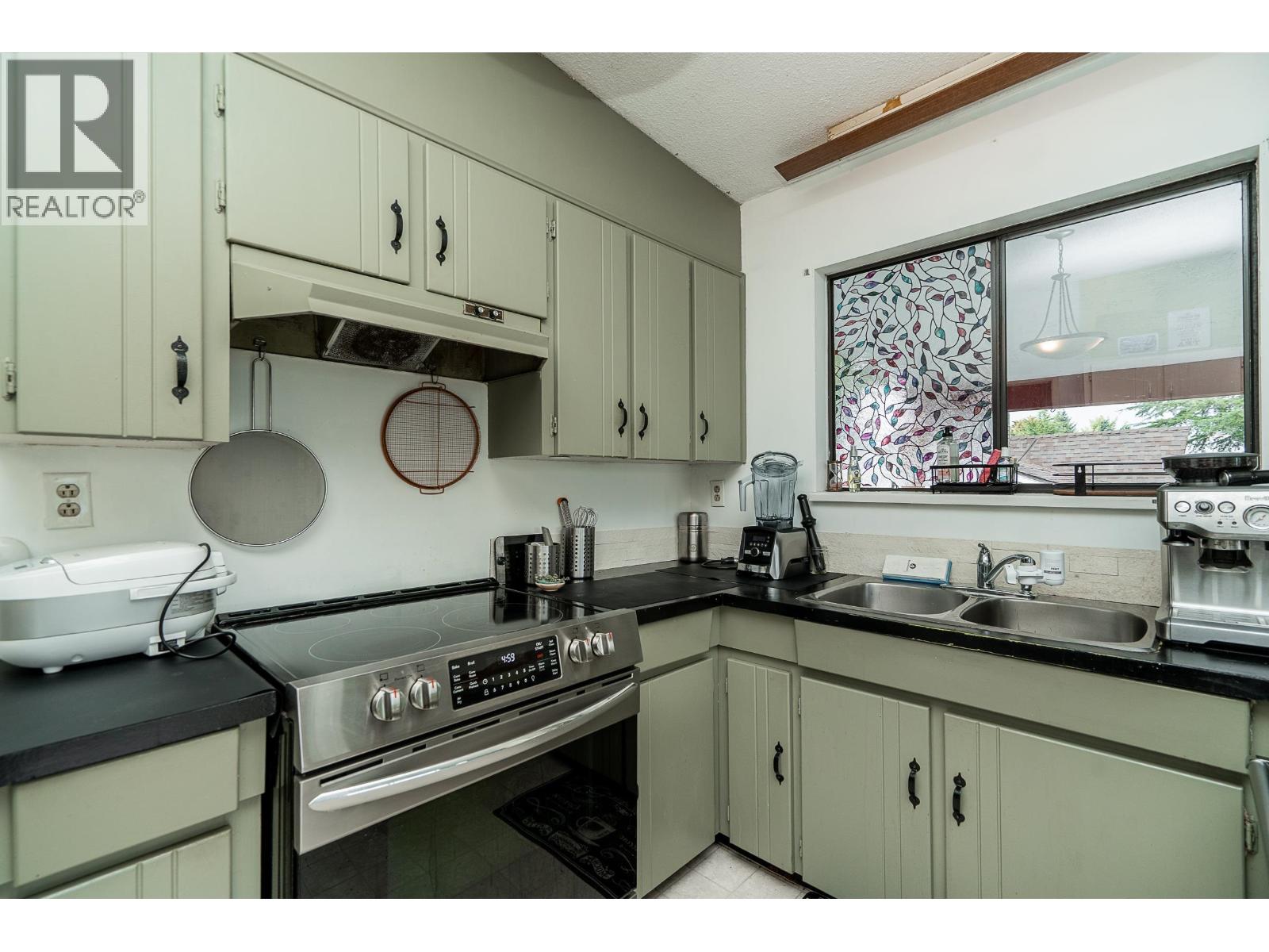 992 Saddle Street, Coquitlam, British Columbia  V3C 3N5 - Photo 10 - R3071339