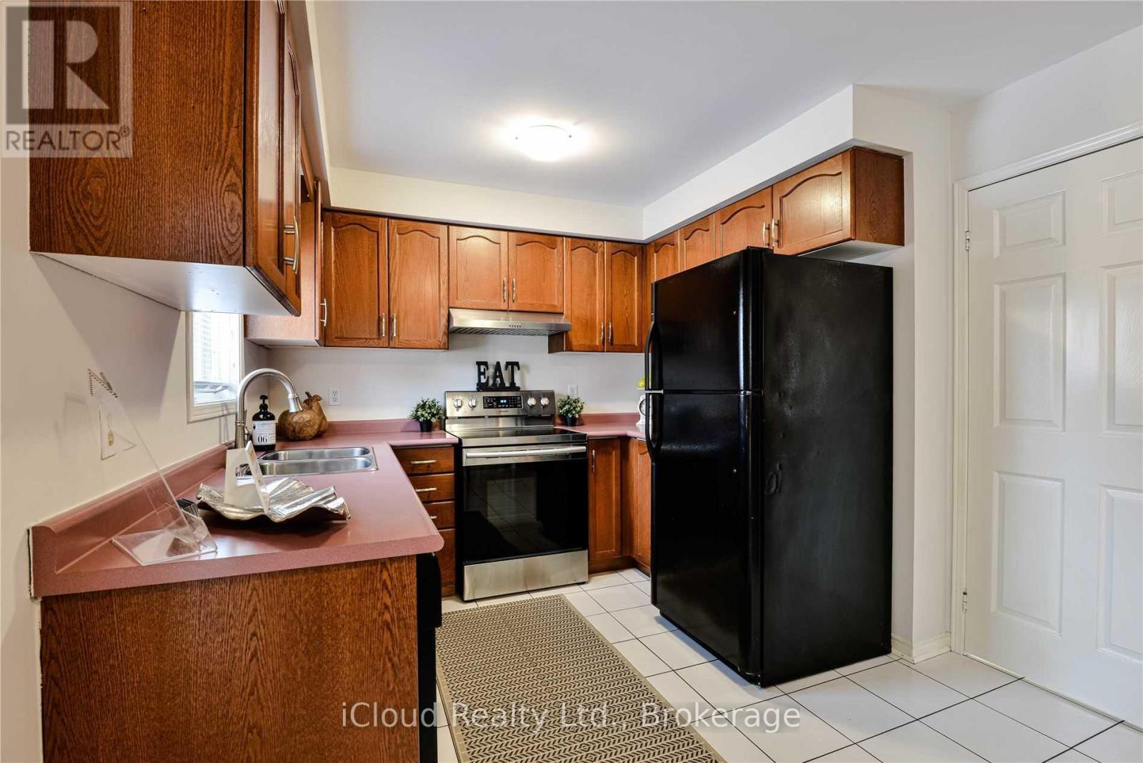 33 Fenflower Court, Brampton, Ontario L7A 1H3 - Photo 7 - W12532028