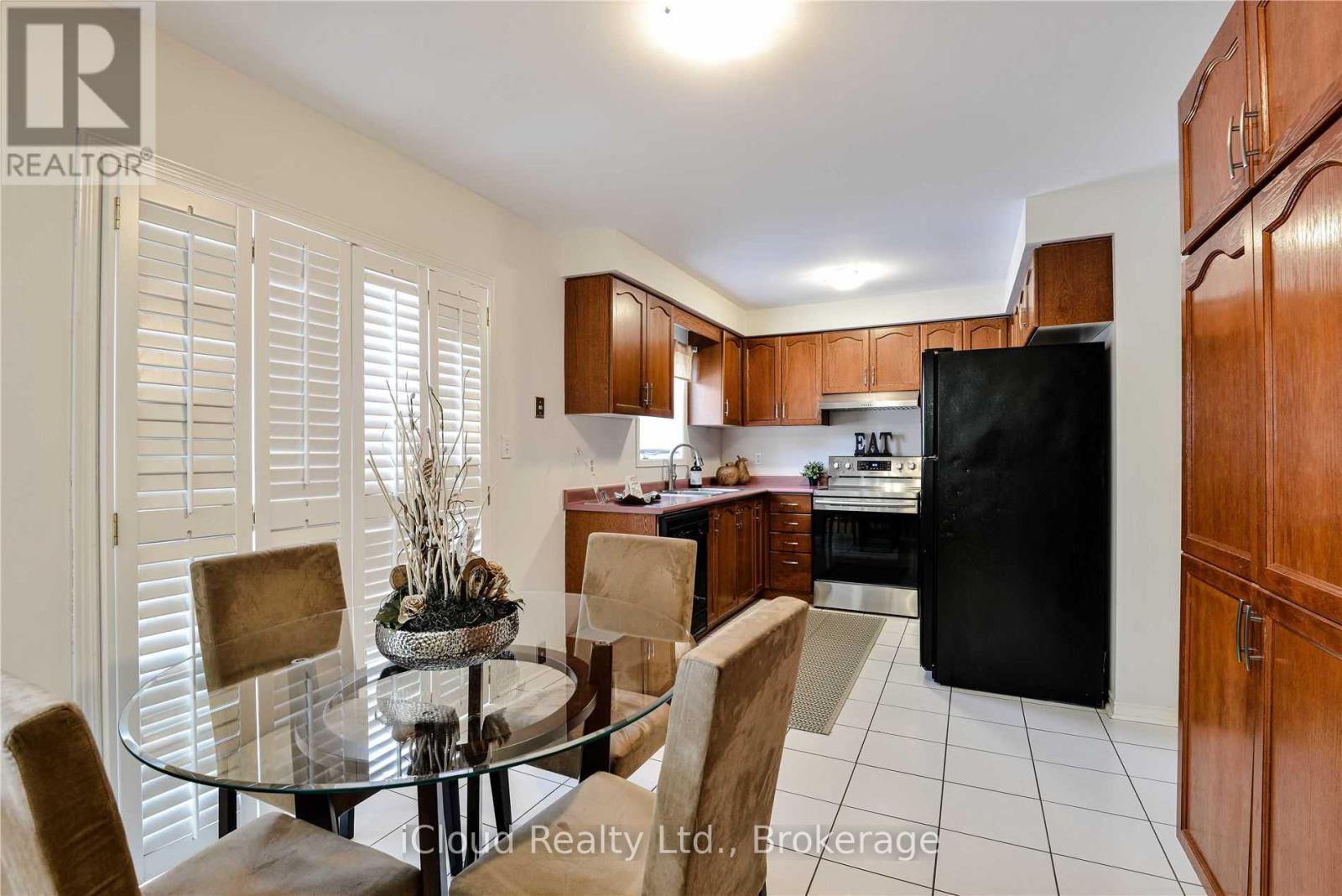 33 Fenflower Court, Brampton, Ontario L7A 1H3 - Photo 6 - W12532028