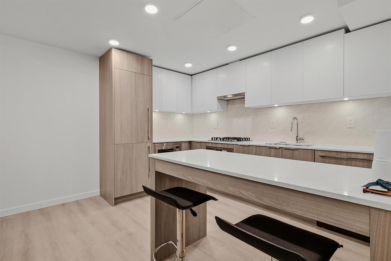 701 10333 133 Street, Surrey, British Columbia  V3T 0V1 - Photo 5 - R3071354