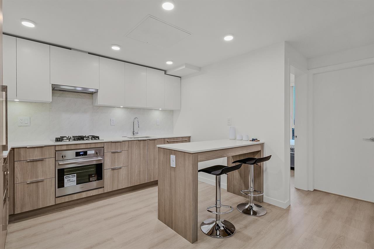 701 10333 133 Street, Surrey, British Columbia  V3T 0V1 - Photo 3 - R3071354