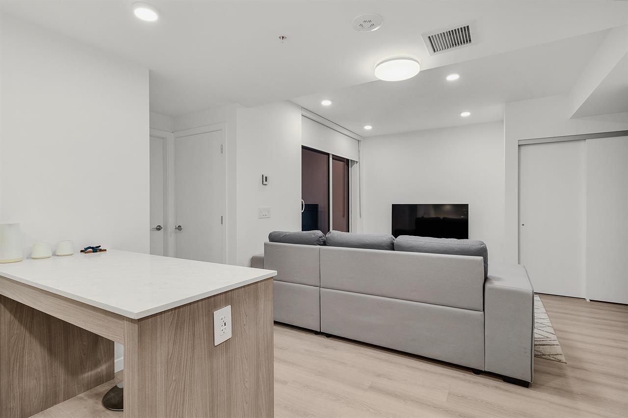 701 10333 133 Street, Surrey, British Columbia  V3T 0V1 - Photo 8 - R3071354