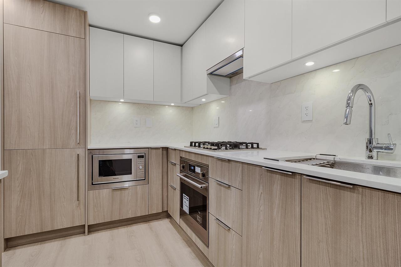 701 10333 133 Street, Surrey, British Columbia  V3T 0V1 - Photo 2 - R3071354