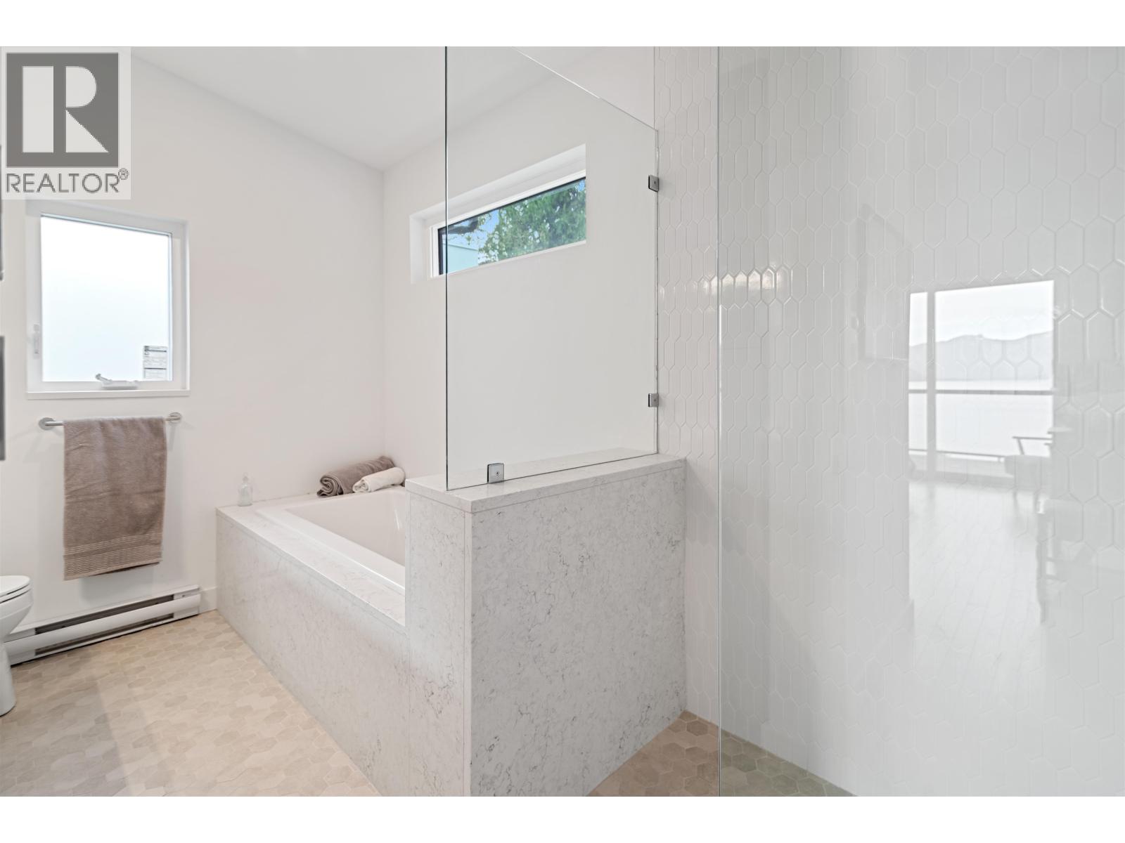 1829 North Road, Gibsons, British Columbia  V0N 1V1 - Photo 13 - R3071344