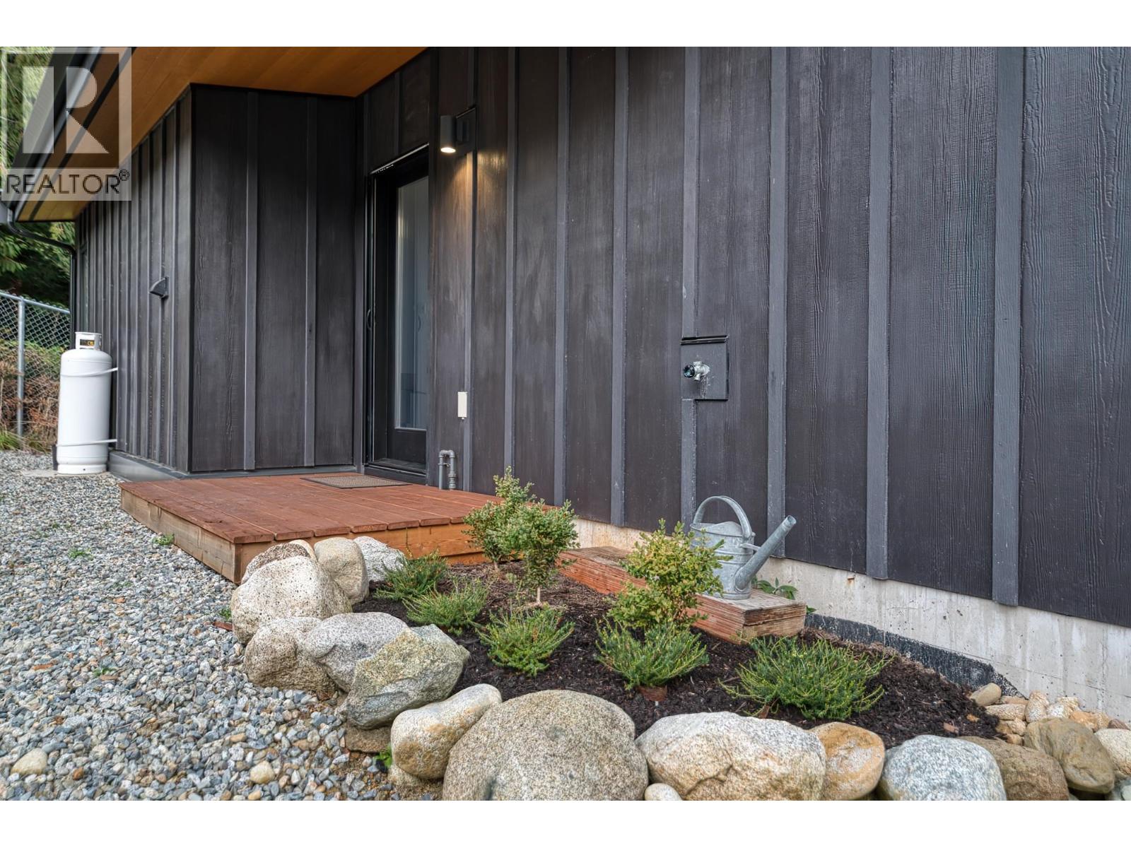 1829 North Road, Gibsons, British Columbia  V0N 1V1 - Photo 5 - R3071344