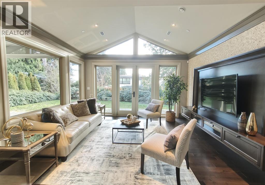 2566 Marine Drive, West Vancouver, British Columbia  V7V 1L4 - Photo 2 - R3071358