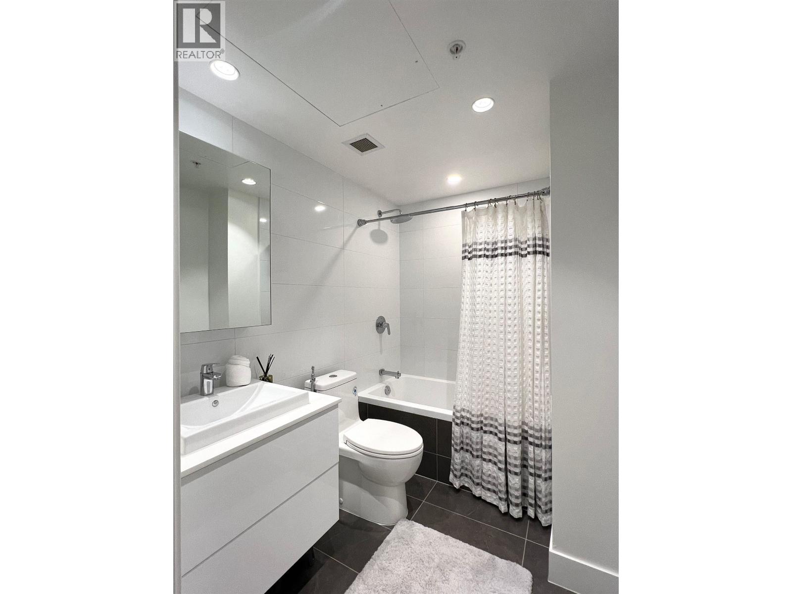 1675 Lions Gate Lane, North Vancouver, British Columbia  V7P 0E3 - Photo 12 - R3071385