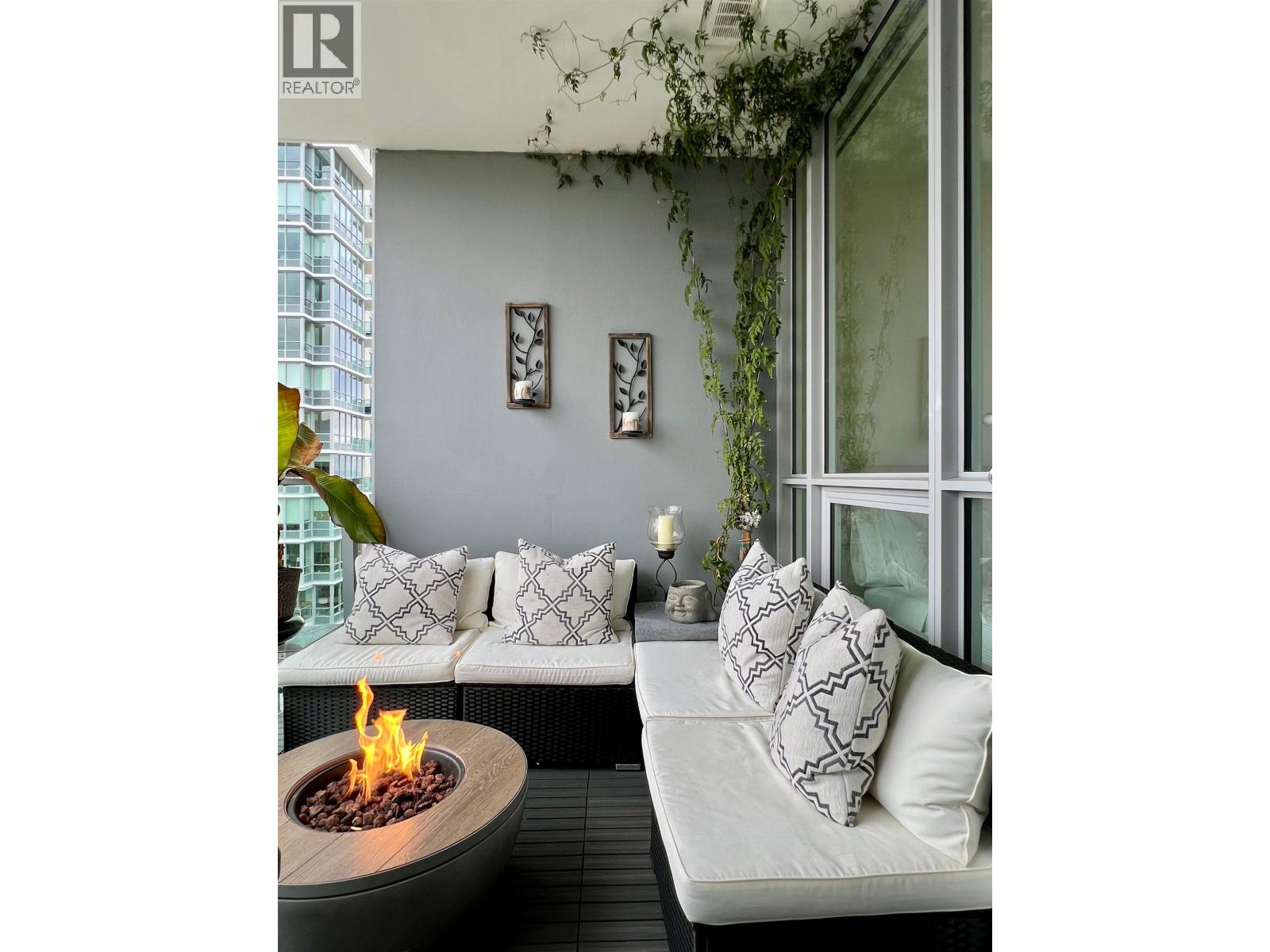 1675 Lions Gate Lane, North Vancouver, British Columbia  V7P 0E3 - Photo 3 - R3071385