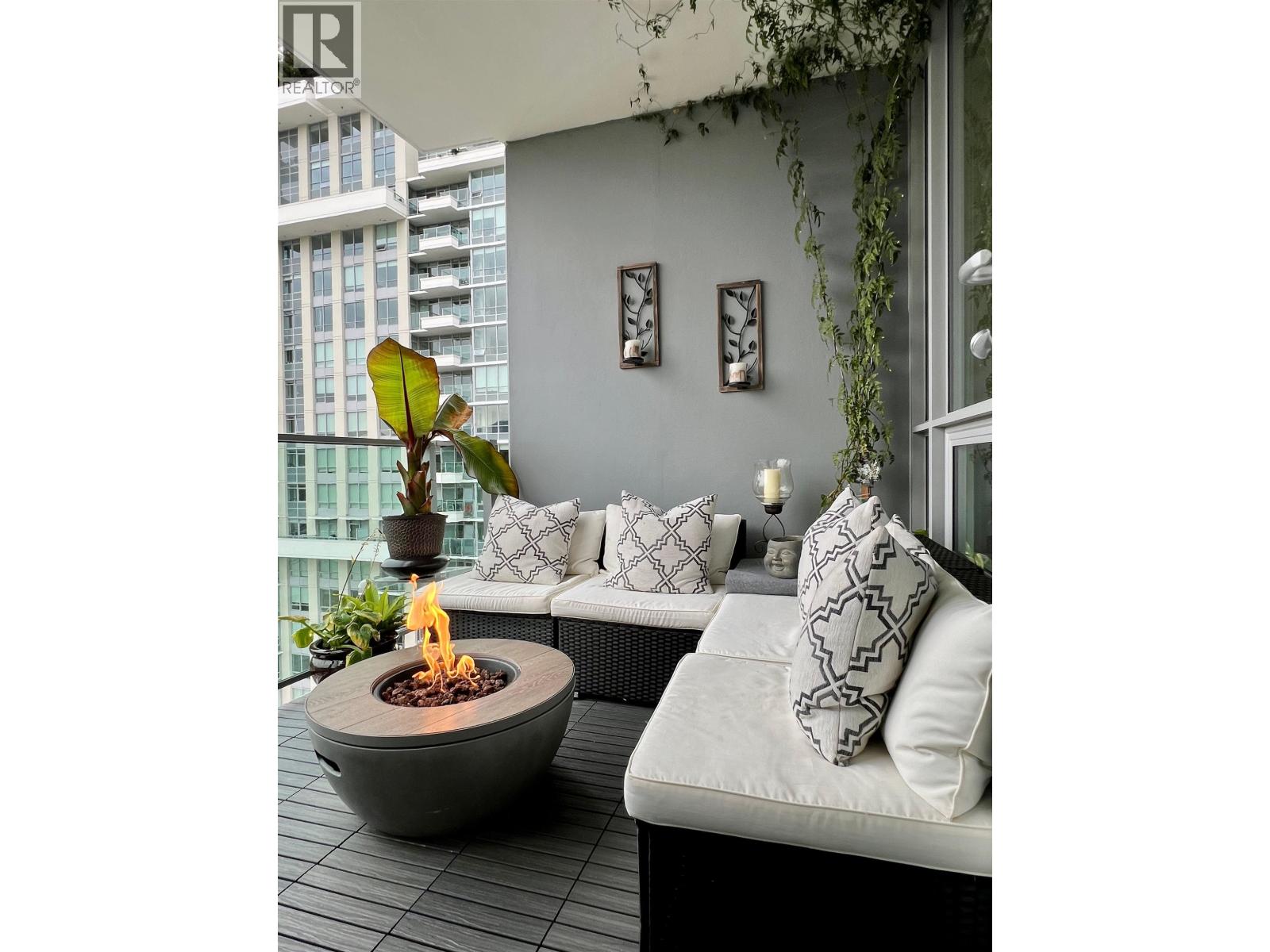 1675 Lions Gate Lane, North Vancouver, British Columbia  V7P 0E3 - Photo 4 - R3071385