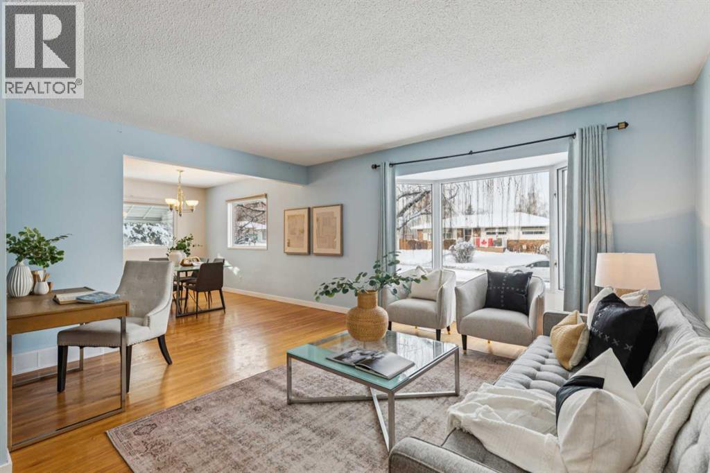 114 Hallbrook Drive Sw, Calgary, Alberta  T2V 3H6 - Photo 3 - A2273074