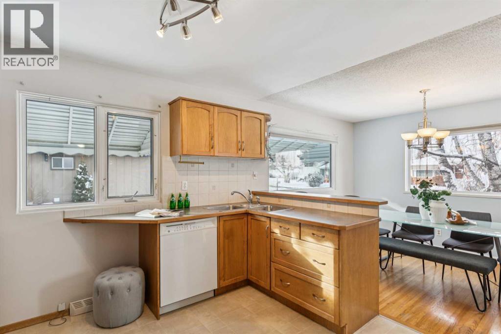 114 Hallbrook Drive Sw, Calgary, Alberta  T2V 3H6 - Photo 12 - A2273074