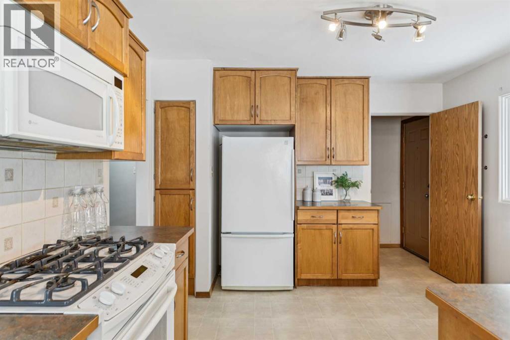 114 Hallbrook Drive Sw, Calgary, Alberta  T2V 3H6 - Photo 11 - A2273074