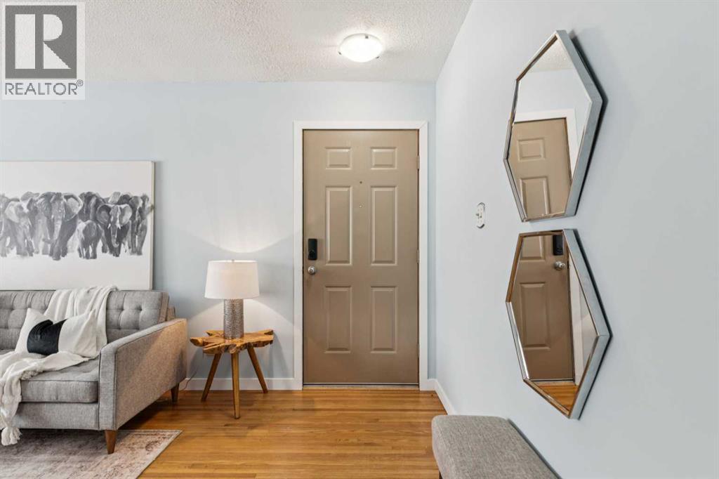 114 Hallbrook Drive Sw, Calgary, Alberta  T2V 3H6 - Photo 2 - A2273074