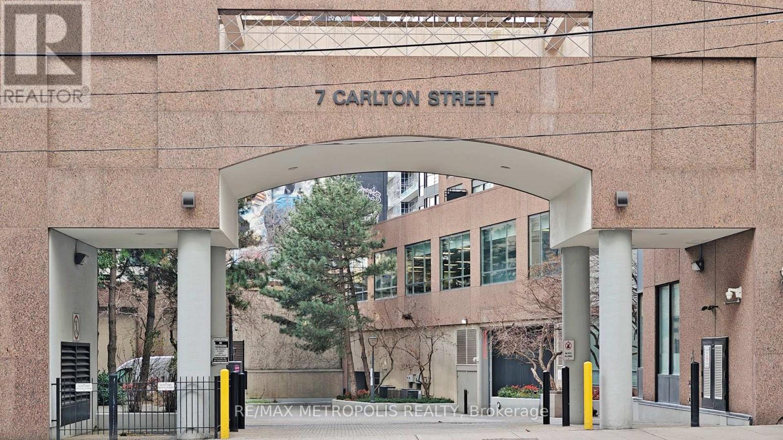 1814 - 7 Carlton Street, Toronto, Ontario  M5B 2M3 - Photo 2 - C12296192