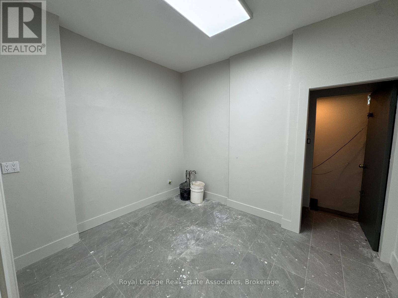 Main Level - 283 Augusta Avenue, Toronto, Ontario M5T 2M1 - Photo 9 - C12487557