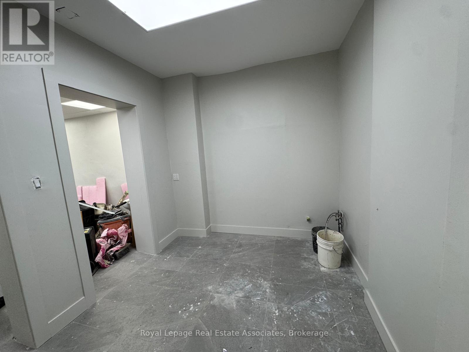 Main Level - 283 Augusta Avenue, Toronto, Ontario M5T 2M1 - Photo 10 - C12487557