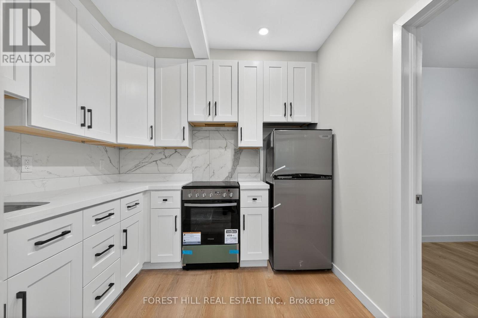 B - 19 Candis Drive, Toronto, Ontario  M3H 5G3 - Photo 1 - C12592508