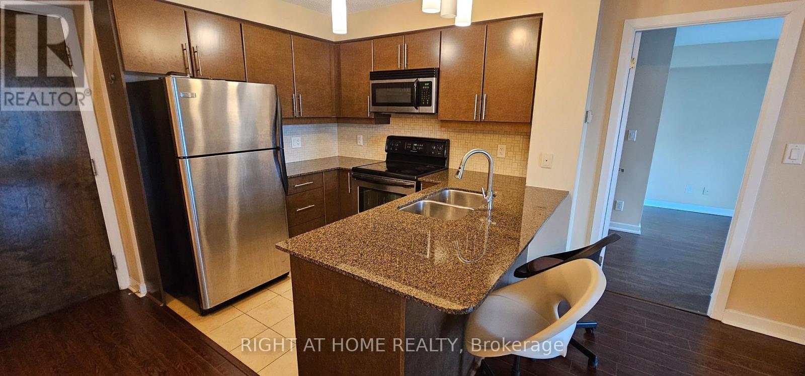 1109 - 18 Harbour Street, Toronto, Ontario  M5J 2Z6 - Photo 4 - C12592604