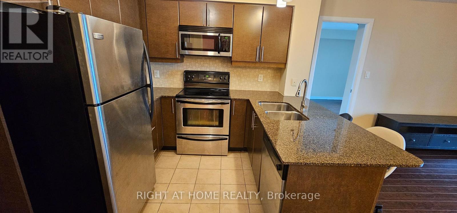 1109 - 18 Harbour Street, Toronto, Ontario  M5J 2Z6 - Photo 5 - C12592604