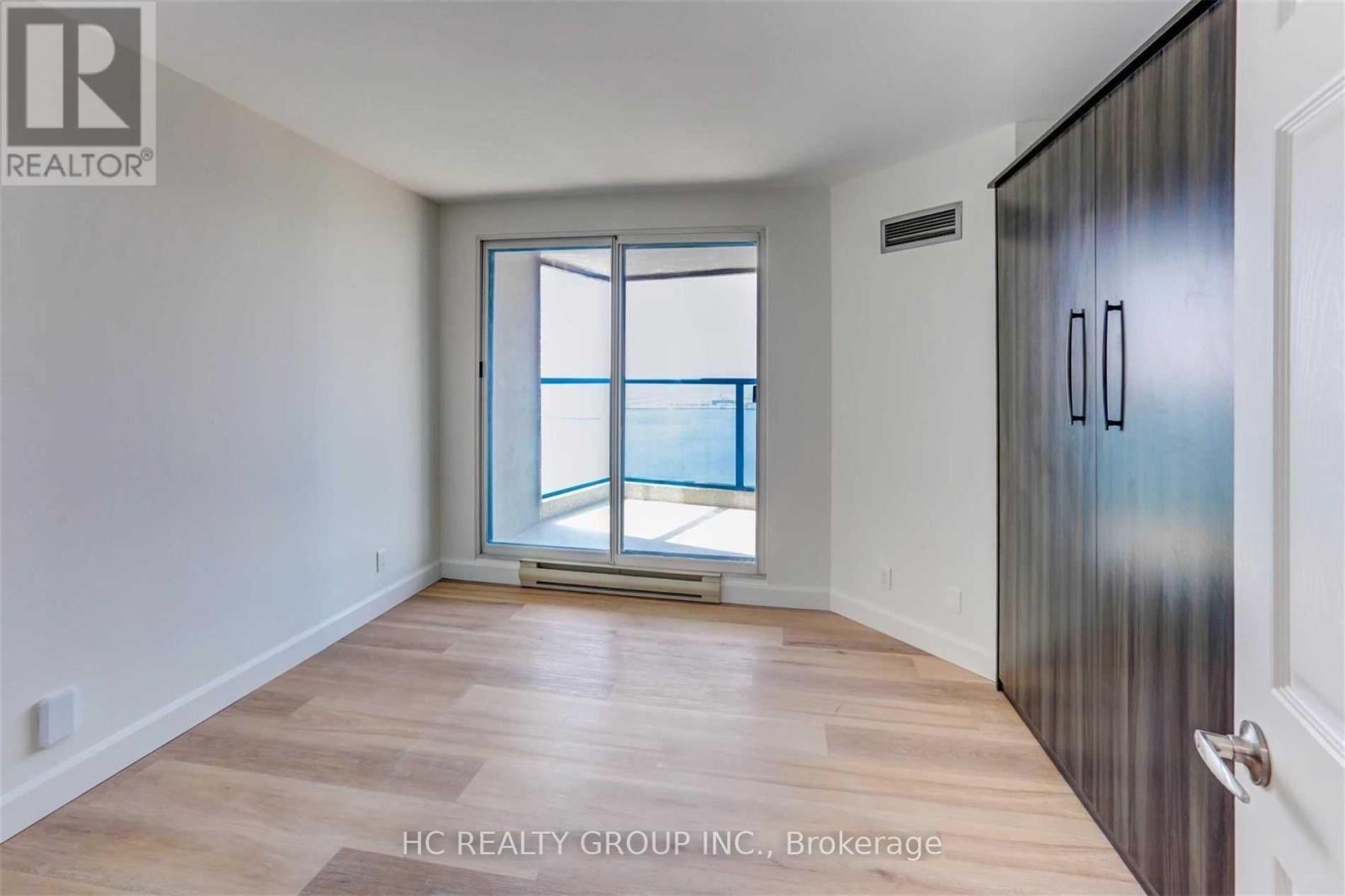 3008 - 99 Harbour Square, Toronto, Ontario  M5J 2H2 - Photo 9 - C12592422