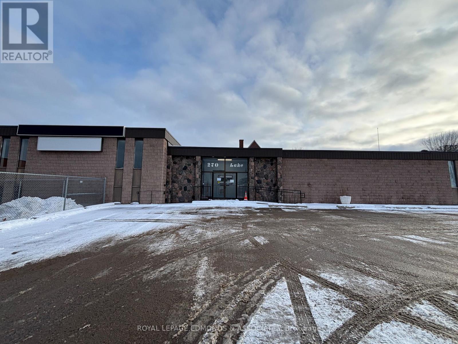 A,b - 270 Lake Street, Pembroke, Ontario K8A 7Y9 - Photo 2 - X12445715